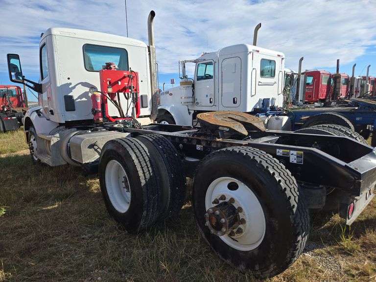 2015 Peterbilt 567 showing 31,476 mi, 7,804 hrs - runs