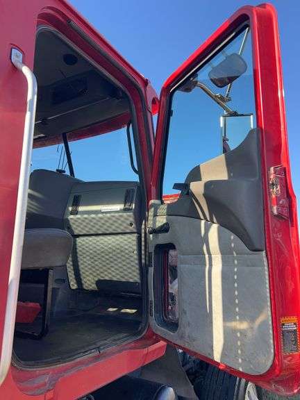 2013 Mack CHU613 showing 119,268 mi, 8,805 hrs- runs