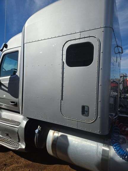 2015 Peterbilt 579 showing 416,100 mi, 22,250 hrs - runs