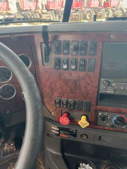 2007 Mack CXP613 showing 551,127 mi, 17,645 hrs - doesn't run