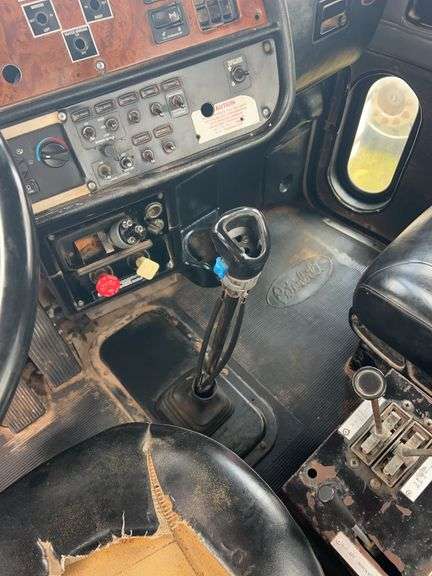 2002 Peterbilt Winch Truck 379 showing 6,294mi, hrs unkown- runs