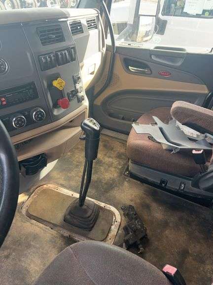 2015 Peterbilt 579 showing 465,411 mi, 24,008 hrs- runs