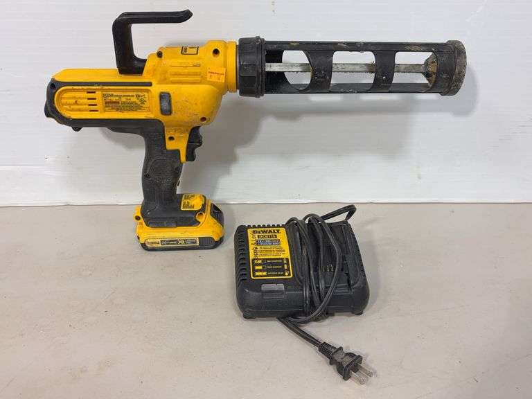 DeWalt DCE560 cordless adhesive gun w/ battery charger - works