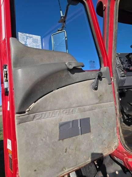 2011 Mack CHU613 showing 41,538 mi, 8,229 hrs- doesn't run