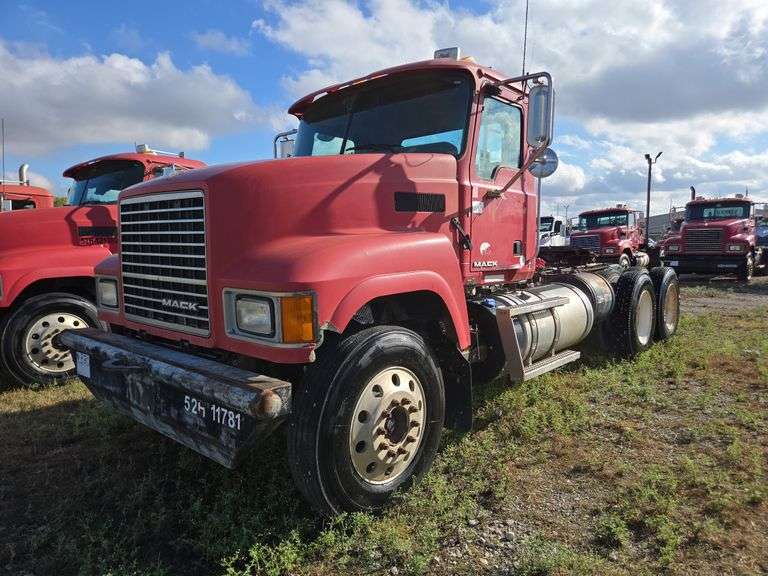 2011 Mack CHU613 showing 39,348 mi, 16,109 hrs- runs