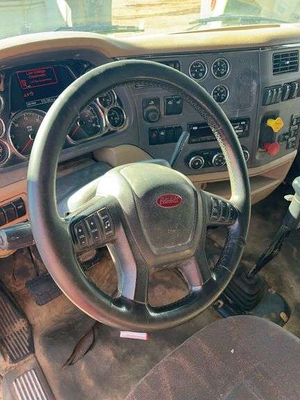 2015 Peterbilt 579 showing 370,184 mi, 14,618 hrs - runs