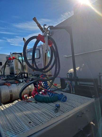 2014 Peterbilt 388 showing 425,273 mi, hrs unknown - doesn't run