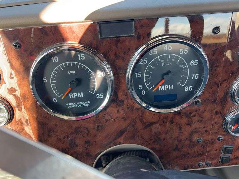 2015 International 9900 showing 218,605 mi, 6,078 hrs- runs