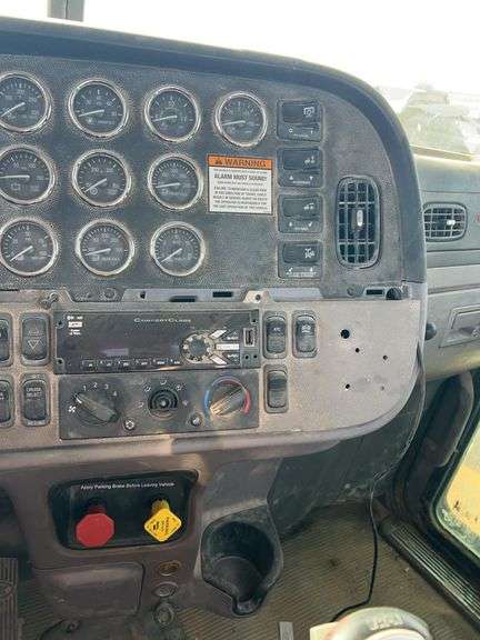 2015 Peterbilt 389 showing 20,400 mi, hrs unknown - doesn't run