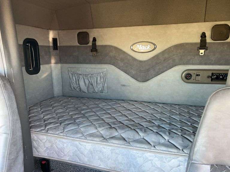 2008 Mack CXU613 showing 529,582 mi, 12,274 hrs- runs