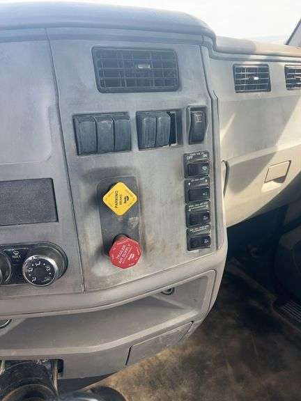 2015 Peterbilt 567 showing 31,476 mi, 7,804 hrs - runs