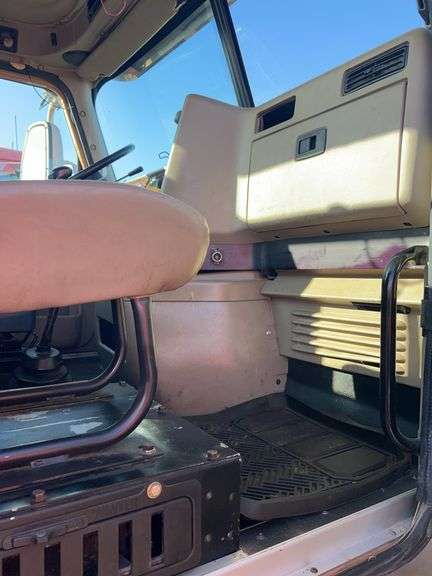 2015 International 9900 showing 218,605 mi, 6,078 hrs- runs