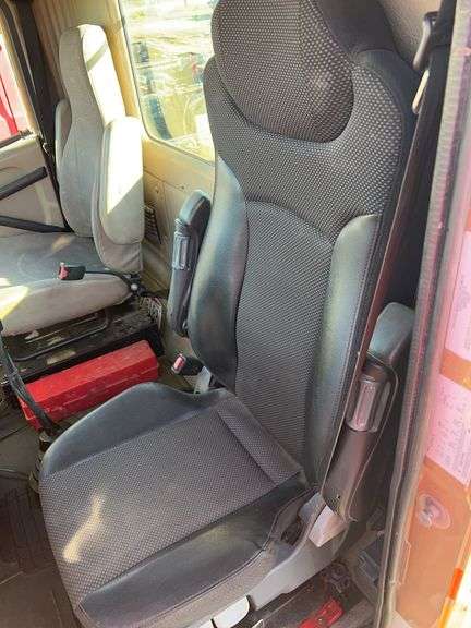 2015 International 9900 showing 218,605 mi, 6,078 hrs- runs