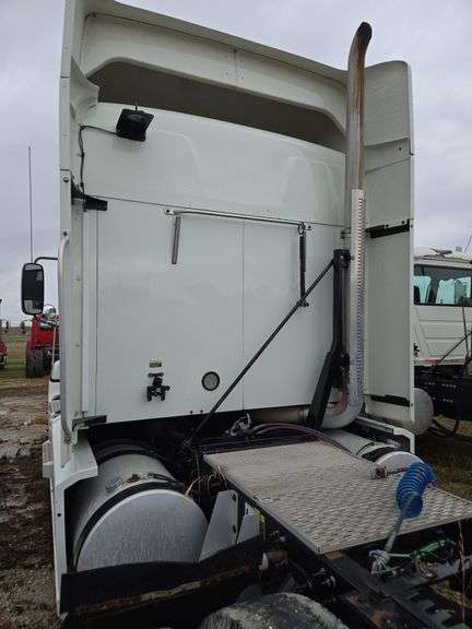 2014 Mack CXU613 showing 573,964 mi, 13,880 hrs - runs