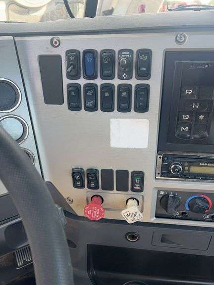 2013 Mack CXU613 showing 376,107 mi, 8,830 hrs - doesn’t run