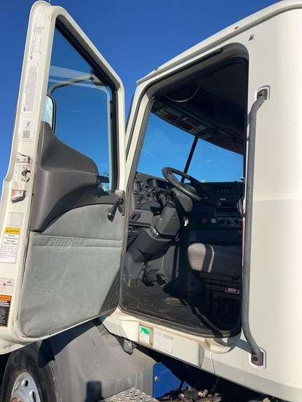 2014 Mack CXU613 showing 501,255 mi, hrs unknown- runs