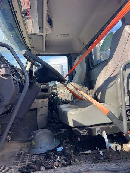 2010 Volvo VN showing 175,079 mi, hrs unknown - doesn't run