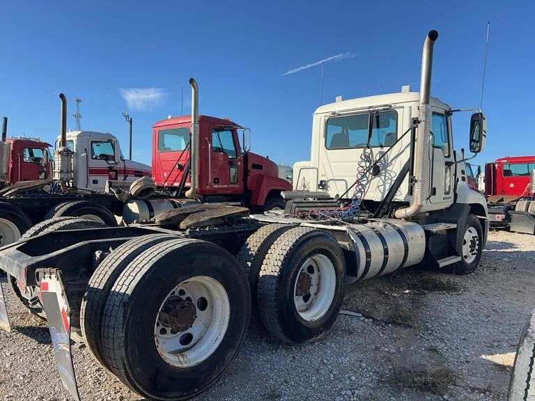 2011 Mack CXU613 showing 331,782 mi, 10,113 hrs- runs