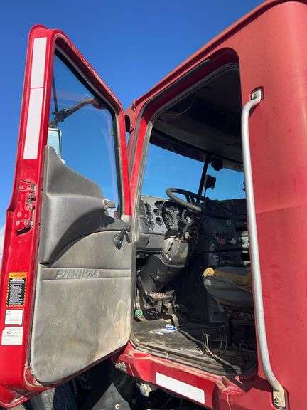 2008 Mack CHU613 showing 75,752 mi, 10,208 hrs- runs