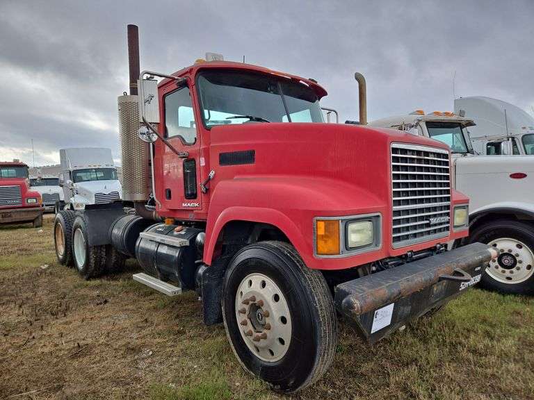 2008 Mack CHU613 showing 42,924 mi, 9,374 hrs- runs