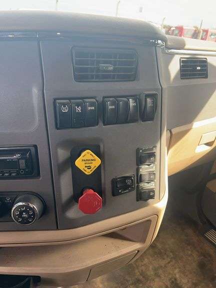2015 Peterbilt 579 showing 465,411 mi, 24,008 hrs- runs