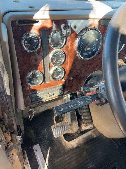 2015 International 9900 showing 218,605 mi, 6,078 hrs- runs