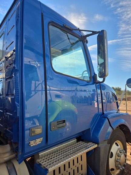 2010 Volvo VN showing 175,079 mi, hrs unknown - doesn't run