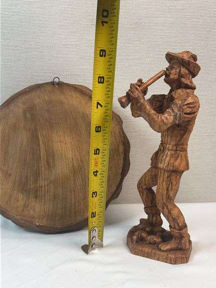 PIED PIPER OF HAMELIN CARVED FIGURINE AND PLATE.  GERMAN ORIGIN