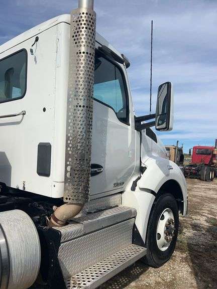 2018 Kenworth T880 showing 13,663 mi, 5,470 hrs - runs