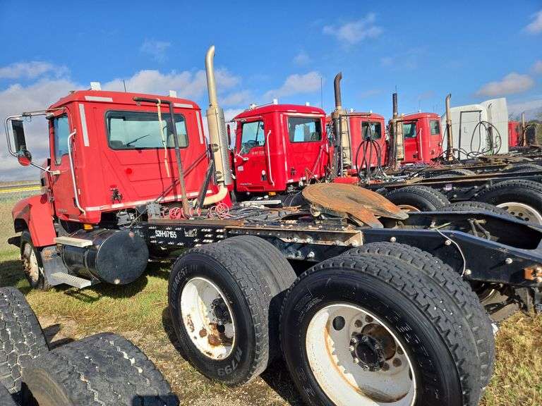 2007 Mack CHN613 showing 55,977 mi, 15,504 hrs- doesn't run