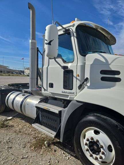 2011 Mack CXU613 showing 331,782 mi, 10,113 hrs- runs