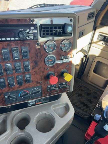 2015 International 9900 showing 218,605 mi, 6,078 hrs- runs