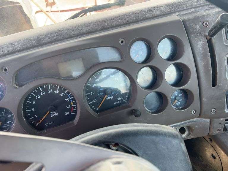 2007 Mack CHN613 showing 57,568 mi, 15,558 hrs - runs