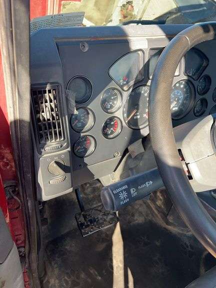 2008 Mack CHU613 showing 61,140 mi, 9,011 hrs- runs