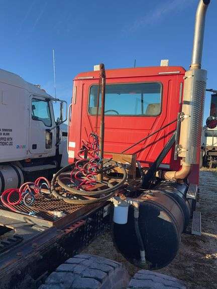 2007 Mack CHU613 showing 38,067 mi, 13,851 hrs- runs