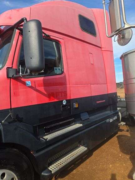 2003 Volvo showing 862,463 & 82,463 mi, 3,909 hrs - doesn't run