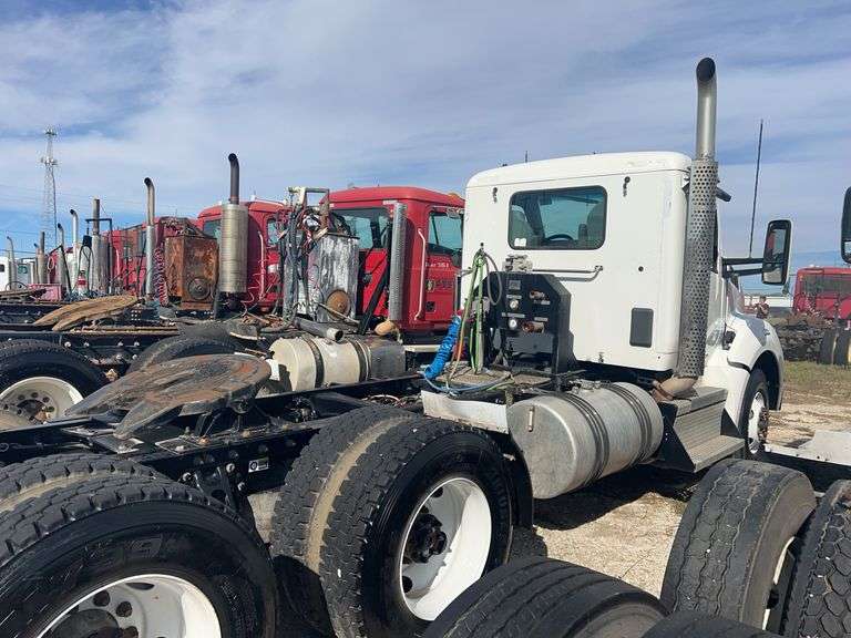 2018 Kenworth T880 showing 26,719 mi, hrs unknown - doesn't run