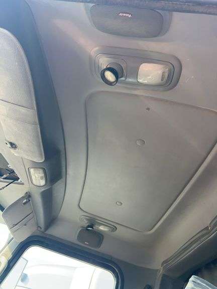 2014 Peterbilt 388 showing 425,273 mi, hrs unknown - doesn't run