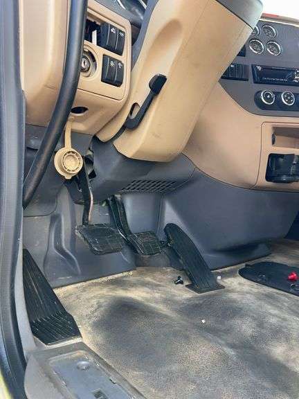 2015 Peterbilt 579 showing 416,100 mi, 22,250 hrs - runs