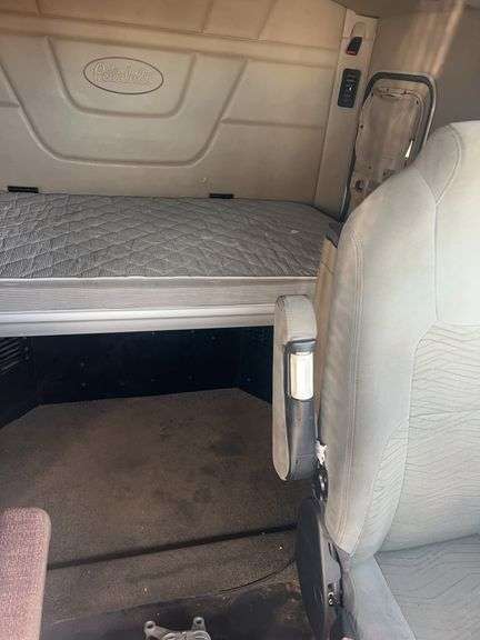 2015 Peterbilt 579 507,402 mi, hrs unknown- doesn't run