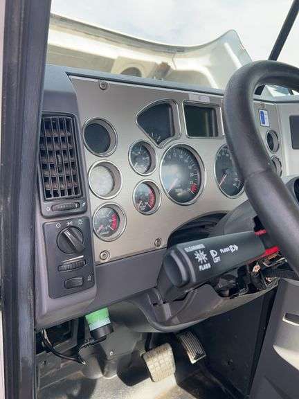 2012 Mack CXU613 showing 701,487 mi, 15,325 hrs - runs