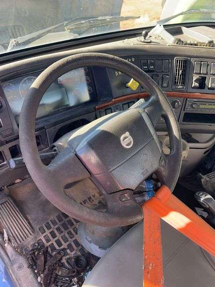 2010 Volvo VN showing 175,079 mi, hrs unknown - doesn't run