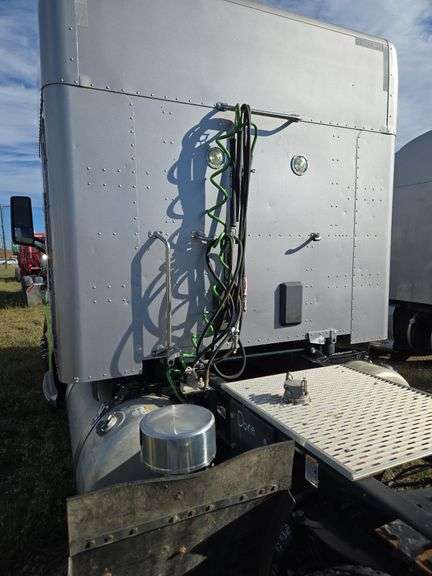 2015 Peterbilt 579 showing 465,411 mi, 24,008 hrs- runs