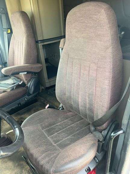 2015 Peterbilt 579 showing 465,411 mi, 24,008 hrs- runs