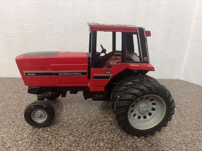 International 5288 Tractor (1/16 Scale ) Chip on Cab , No Muffler