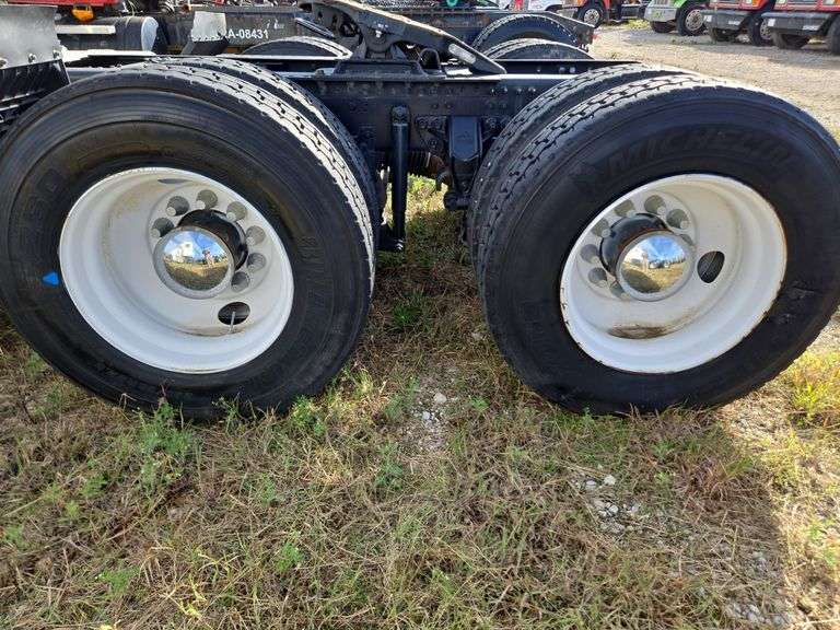 2013 Mack CXU613 showing 376,107 mi, 8,830 hrs - doesn’t run