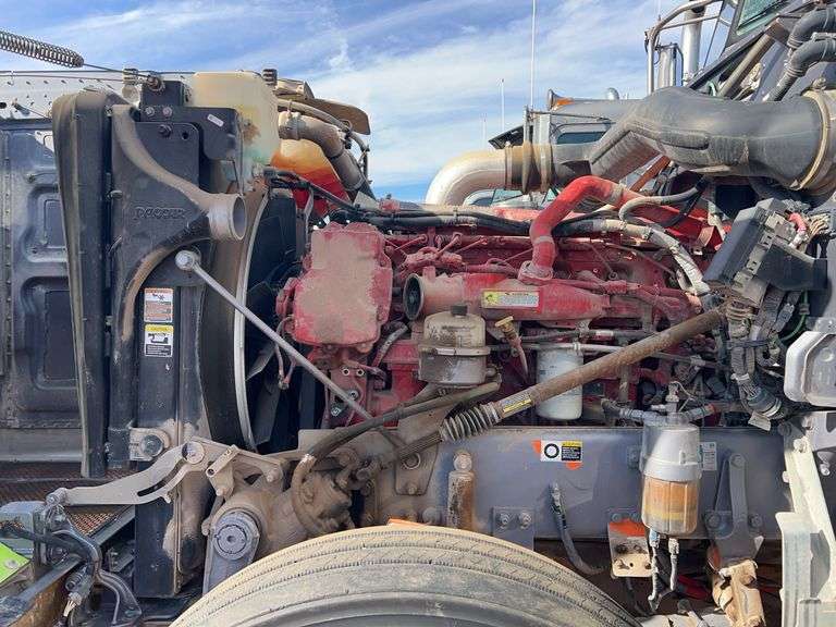 2015 Peterbilt 389 showing 20,400 mi, hrs unknown - doesn't run