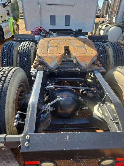 2015 Peterbilt 579 showing 416,100 mi, 22,250 hrs - runs