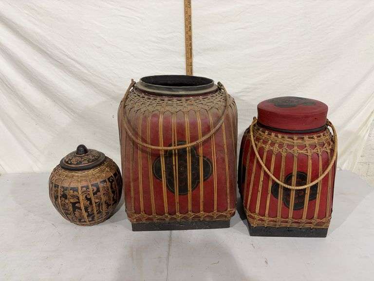 Lidded rice containers one has no lid 