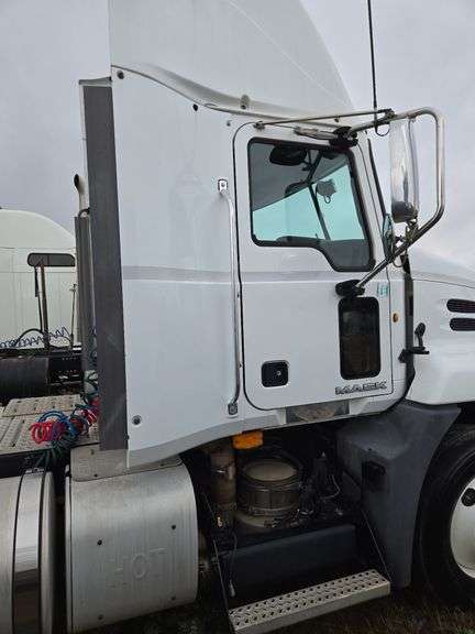2013 Mack CXU613 showing 359,326 mi, 8,691 hrs - runs